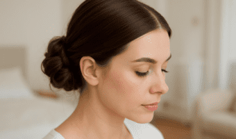 8 Elegantes Peinados Raya en Medio Recogido Que Te Harán Lucir Genial